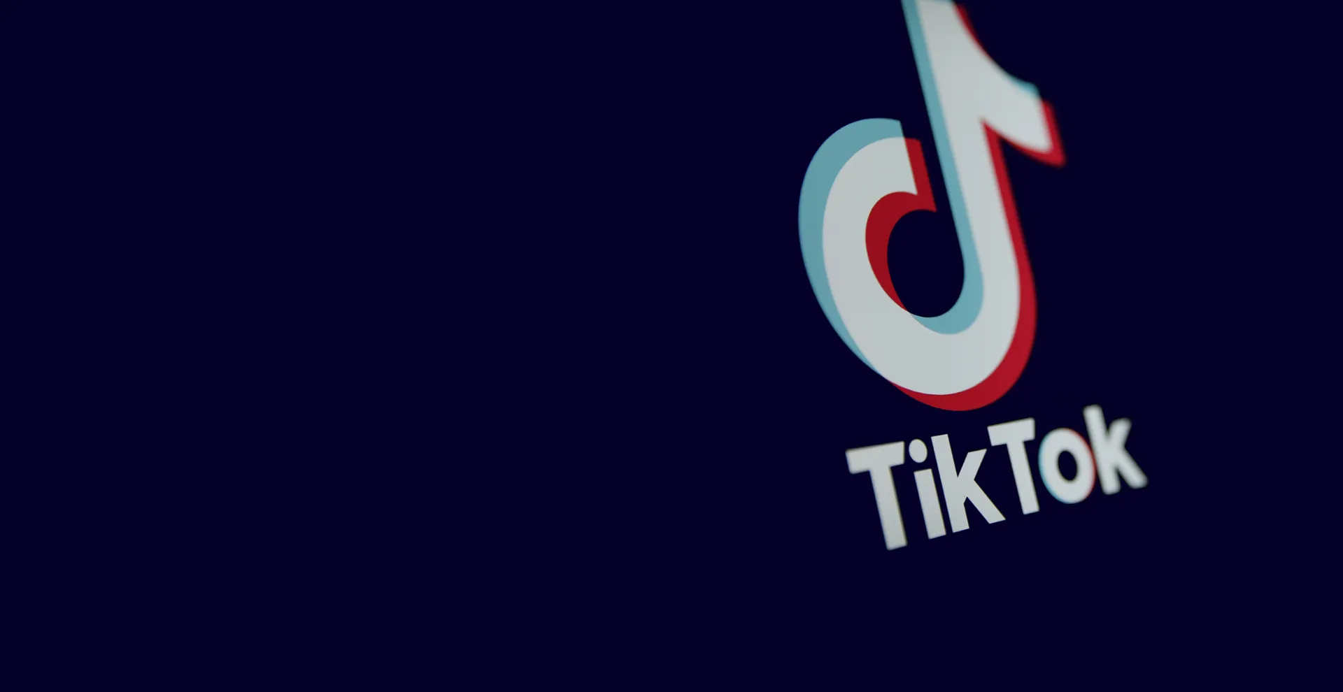 TikTok Logo auf blauem Hintergrund